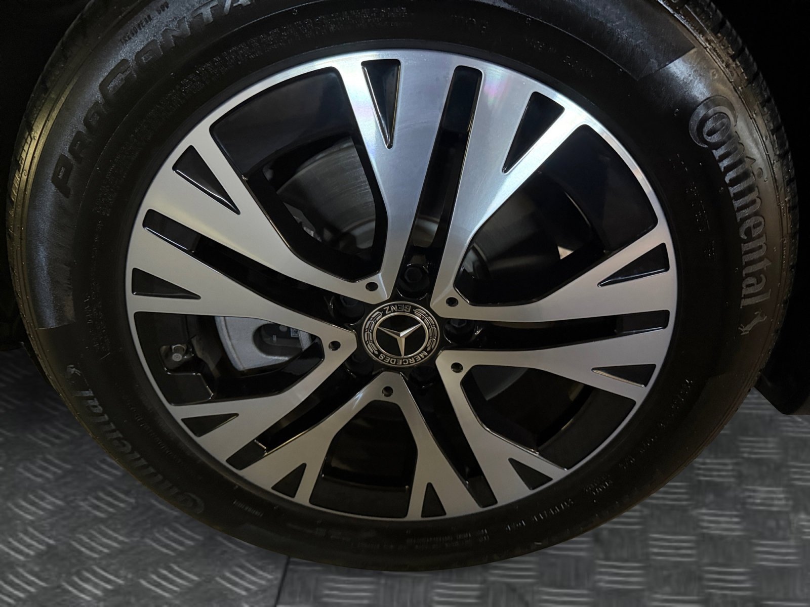 Used 2025 Black Mercedes-Benz GLB 250 image 9