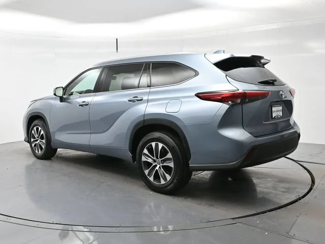 Used 2022 Moon Dust Toyota XLE image 5