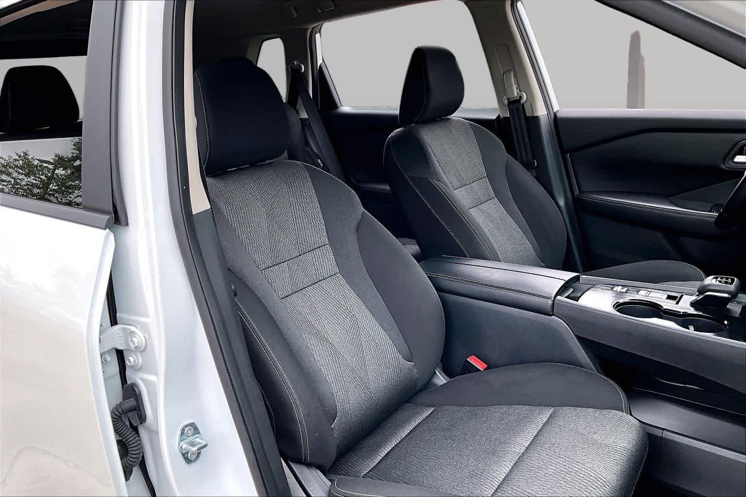Used 2025 Everest White Pearl Nissan SV image 9
