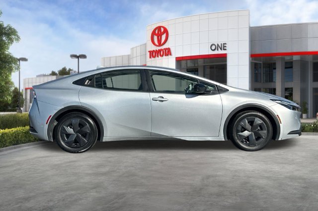 Certified Used 2025  Toyota LE image 3