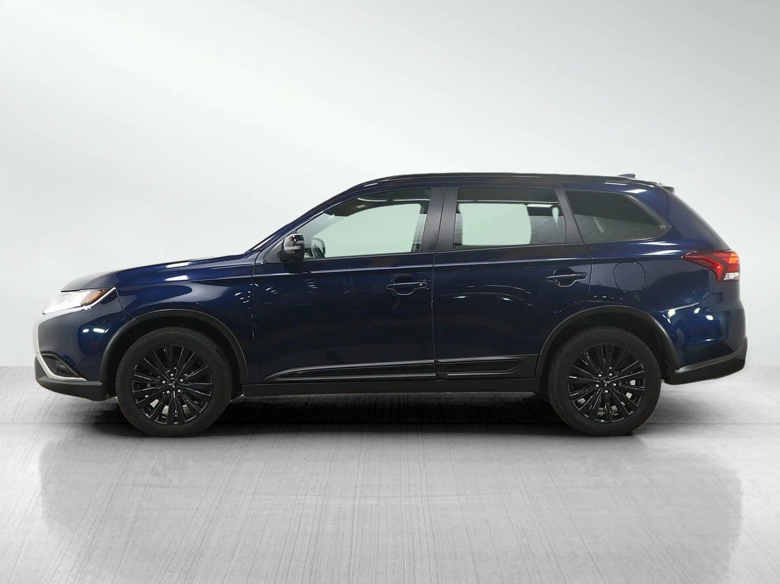 Used 2020 Mitsubishi Outlander LE with VIN JA4AZ3A3XLZ037667 for sale in Burnsville, Minnesota
