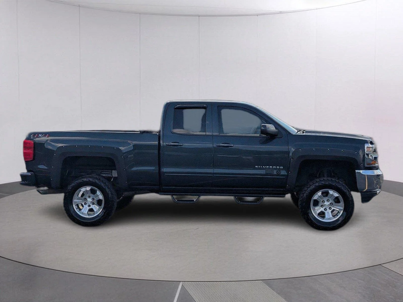 Used 2018 Graphite Metallic Chevrolet LT image 7