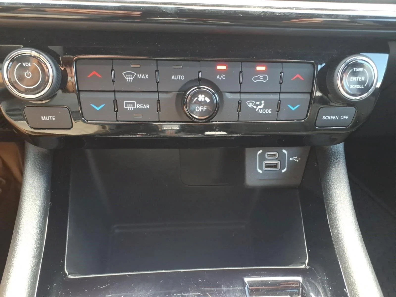 Used 2025 Red Hot Pearlcoat Jeep Trailhawk image 24