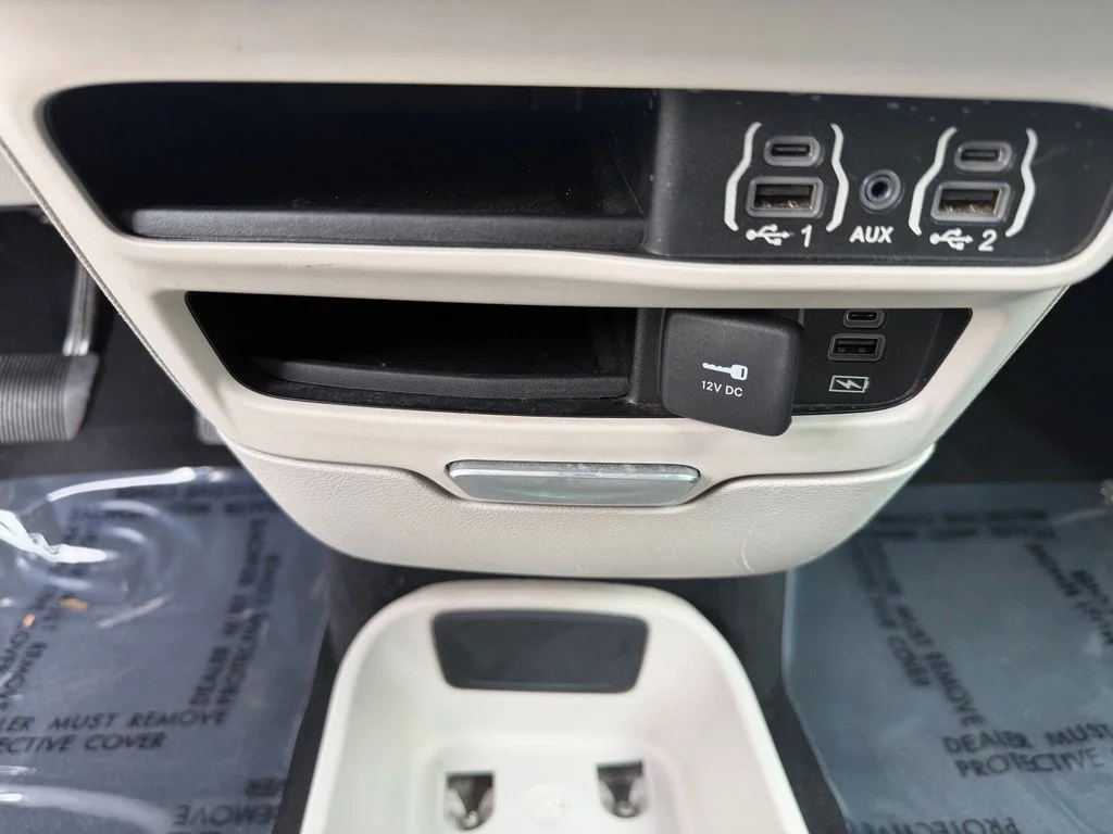 Used 2022 Crystal Metallic Chrysler Touring L image 26