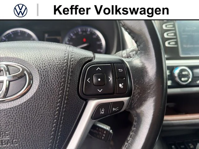 Used 2018 Blue Toyota XLE image 19