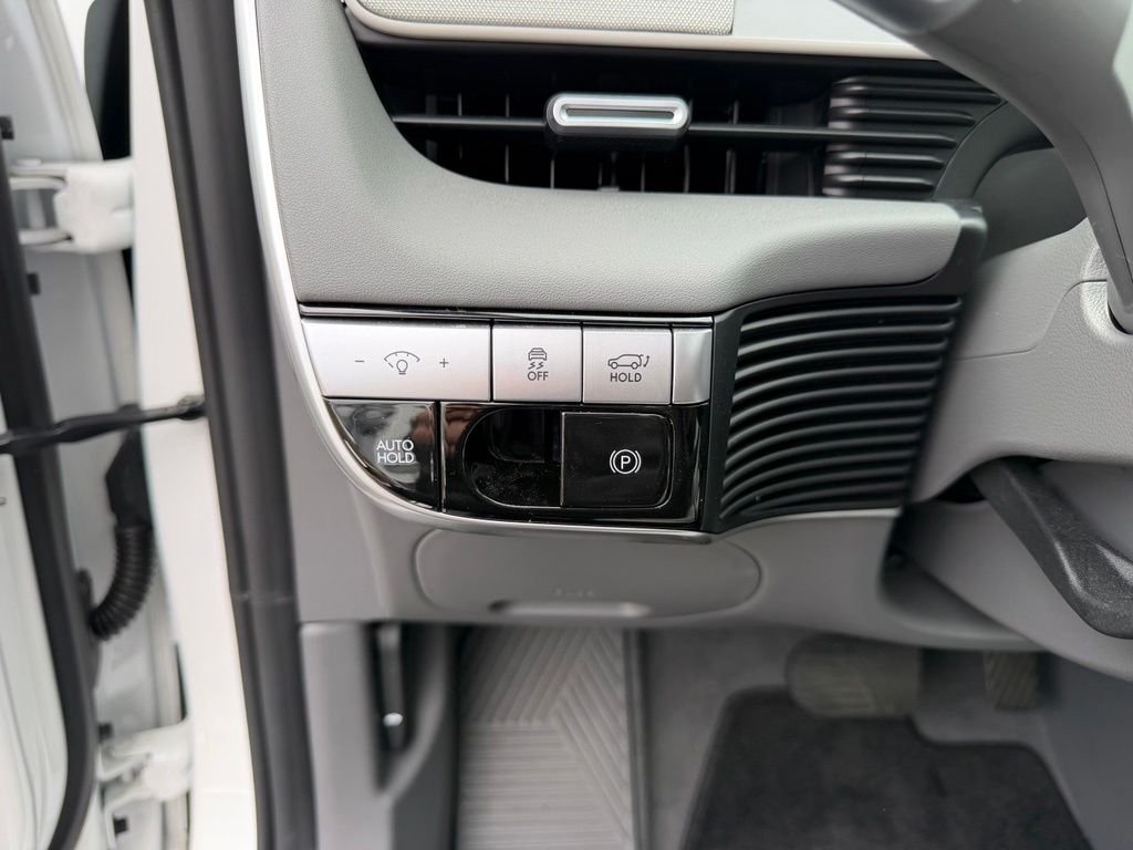 Used 2024 Atlas White Hyundai Limited image 18