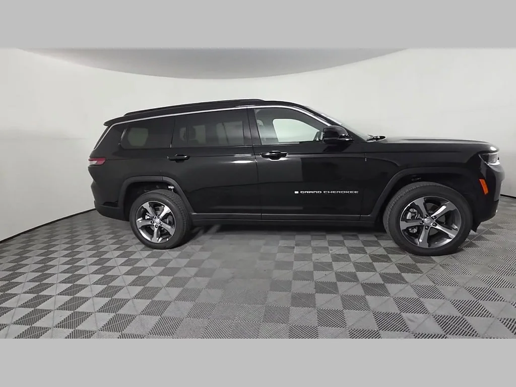 New 2026 Diamond Black Crystal Pearl-Coat Exterior Paint Jeep Limited image 24