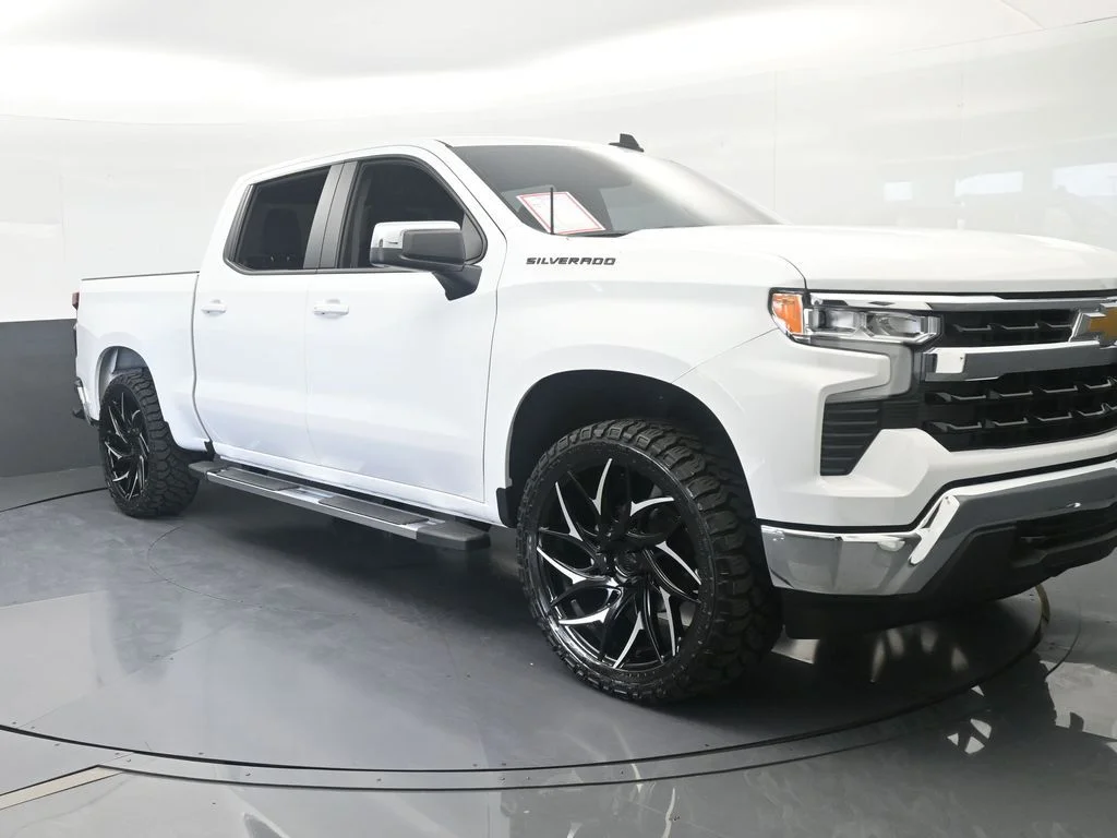 Used 2026 Summit White Chevrolet LT image 9