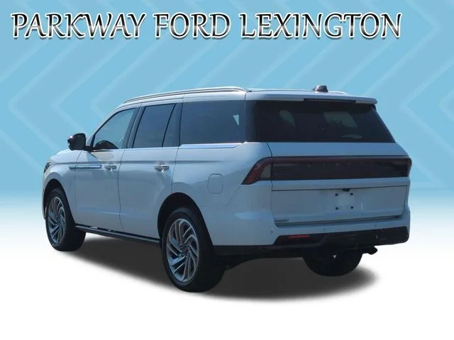 Used 2025 White Lincoln Reserve image 3