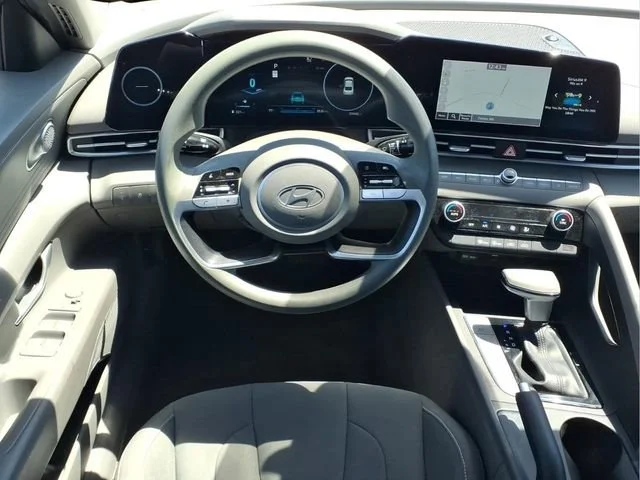 Used 2024  Hyundai SEL image 4