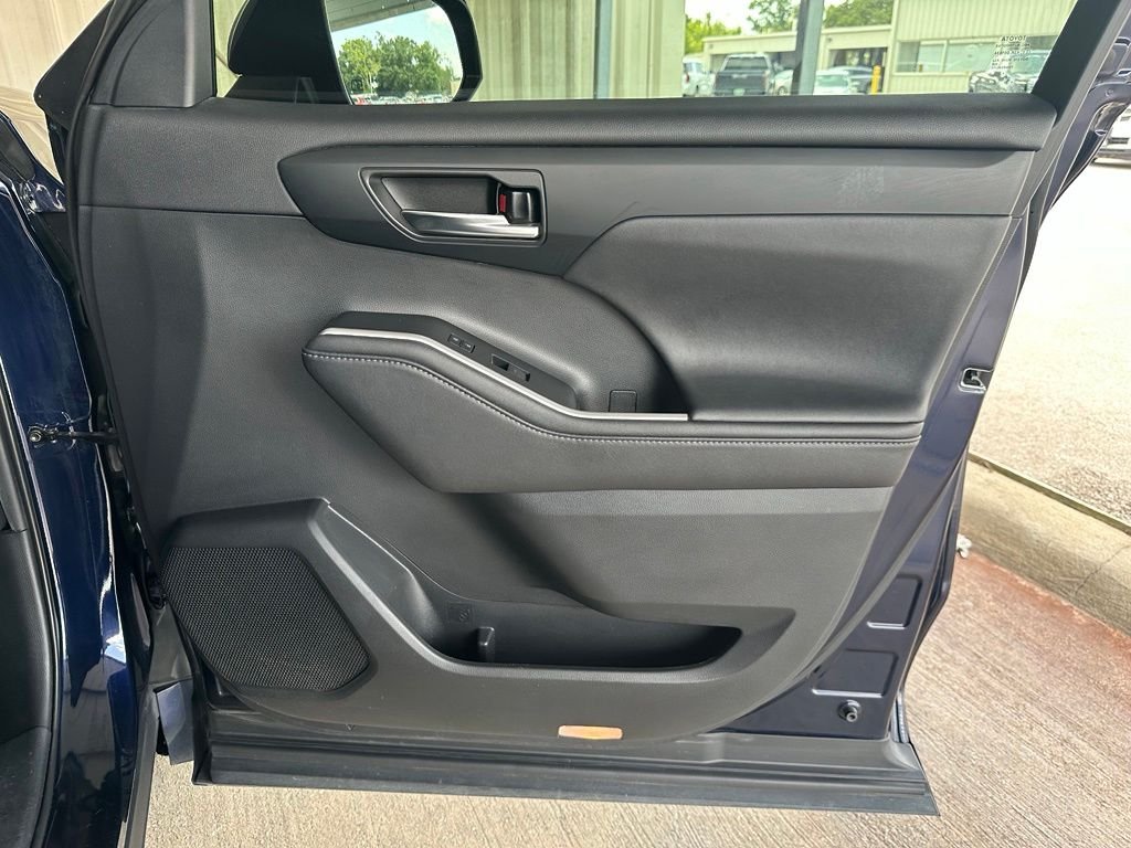 Used 2020  Toyota XLE image 36