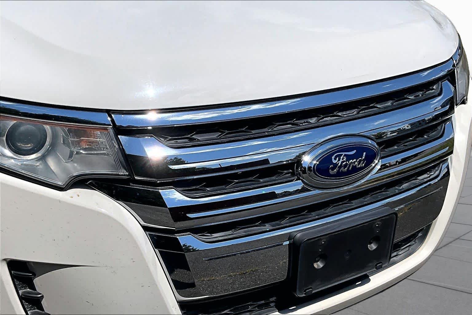 Used 2013 White Suede Ford SE image 27