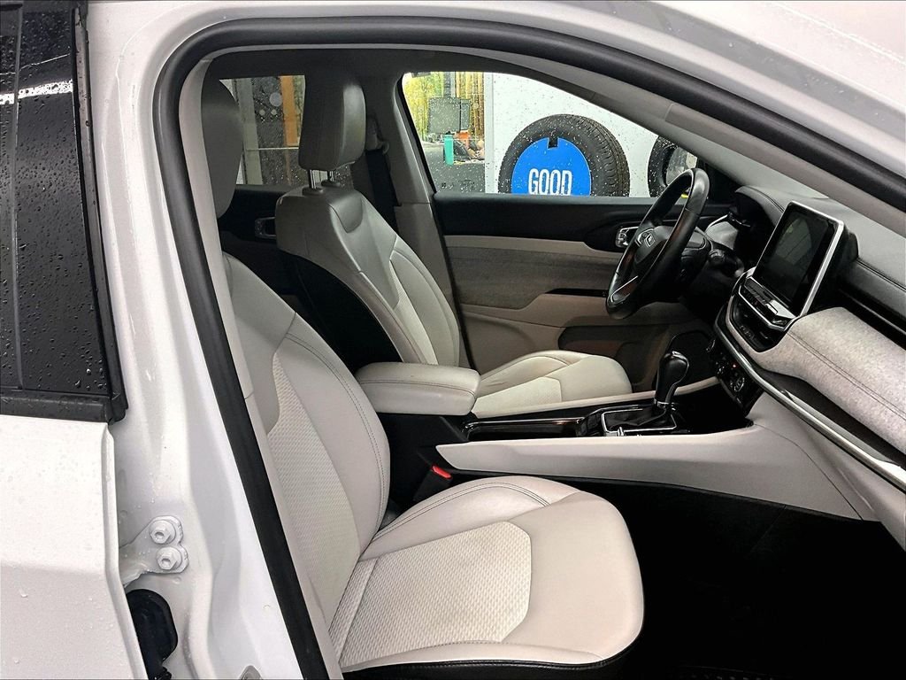 Used 2022 Bright White Clearcoat Jeep Latitude image 11