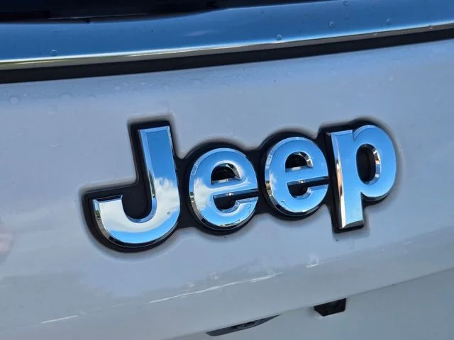 Used 2024 White Jeep Latitude image 17