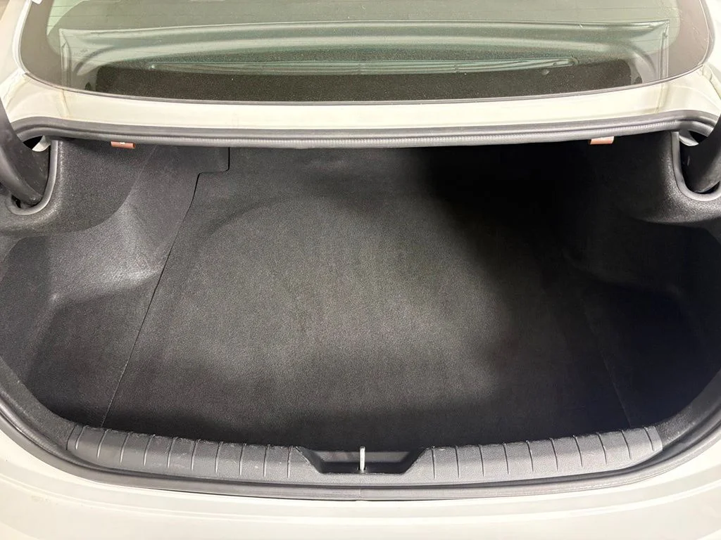 Used 2025 White Hyundai SEL image 18