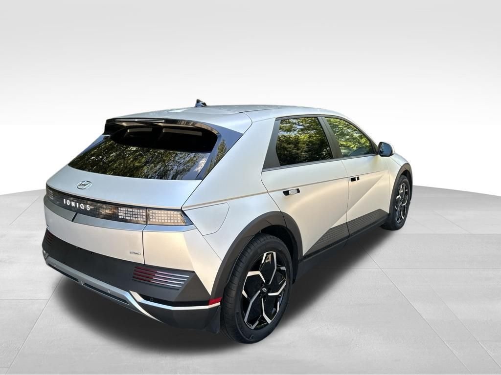 Used 2023 Gold Hyundai SEL image 5