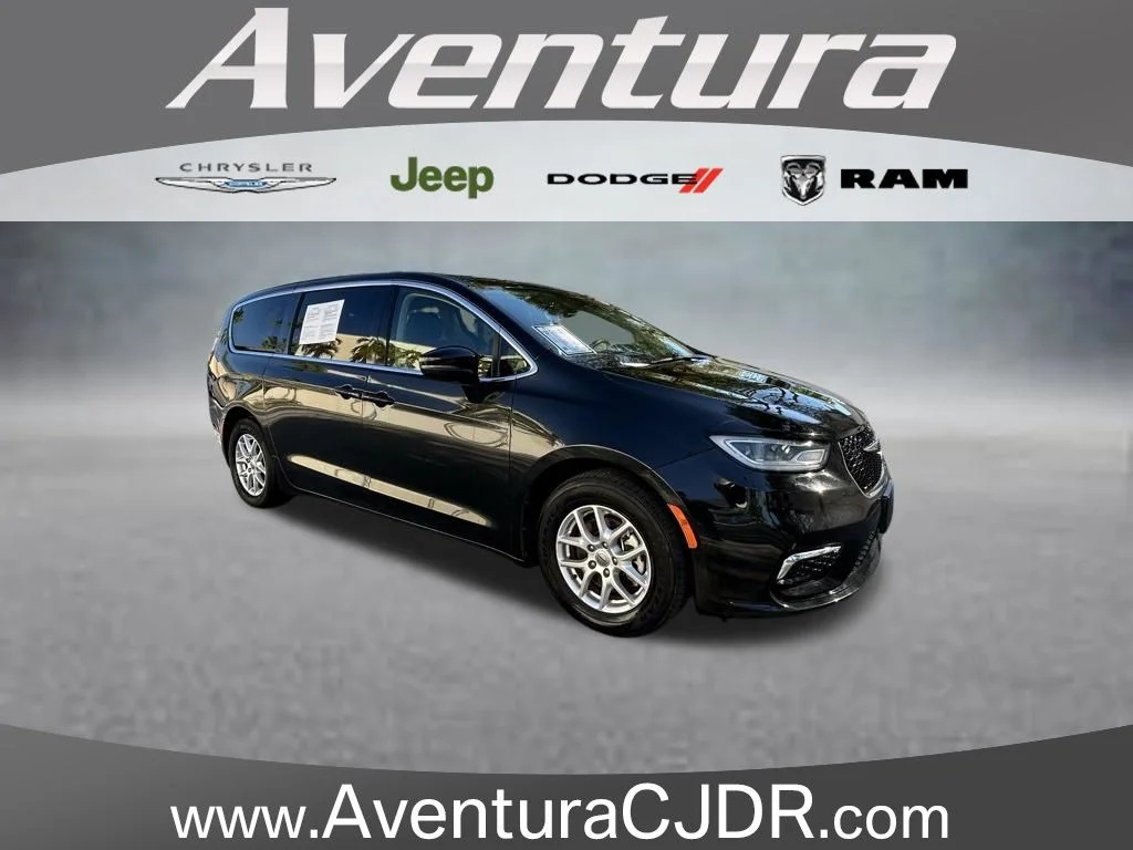 2023 Chrysler Pacifica Touring L's photo