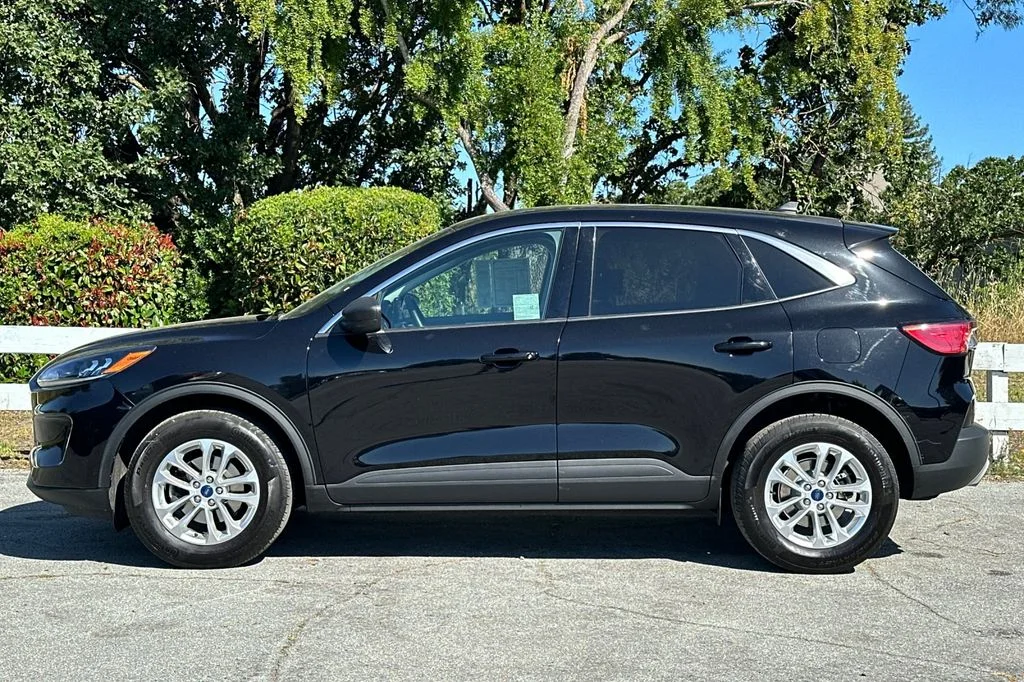 Used 2022 Black Ford SE image 9