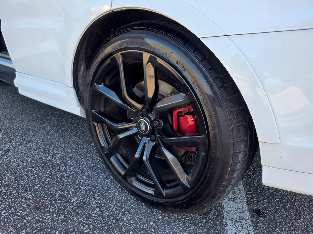 Used 2018 White Land Rover SVR image 33