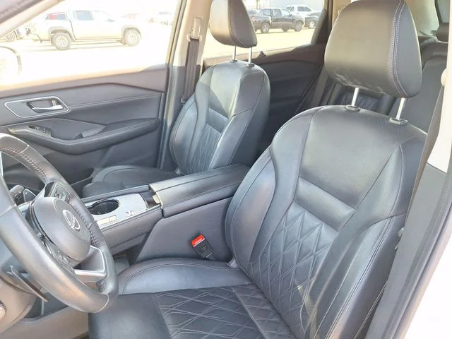 Used 2023 White Nissan Platinum image 10
