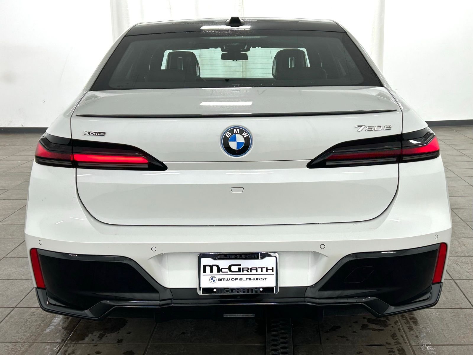New 2026 Mineral White Metallic BMW 750e xDrive image 4
