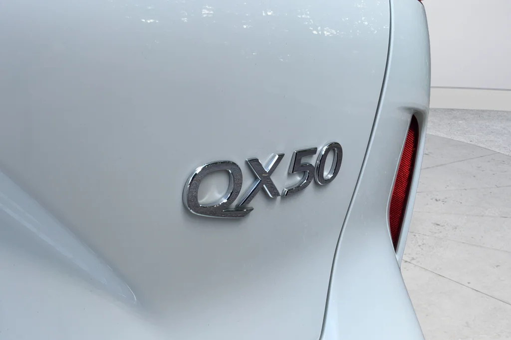 Used 2021 White INFINITI Sensory image 29