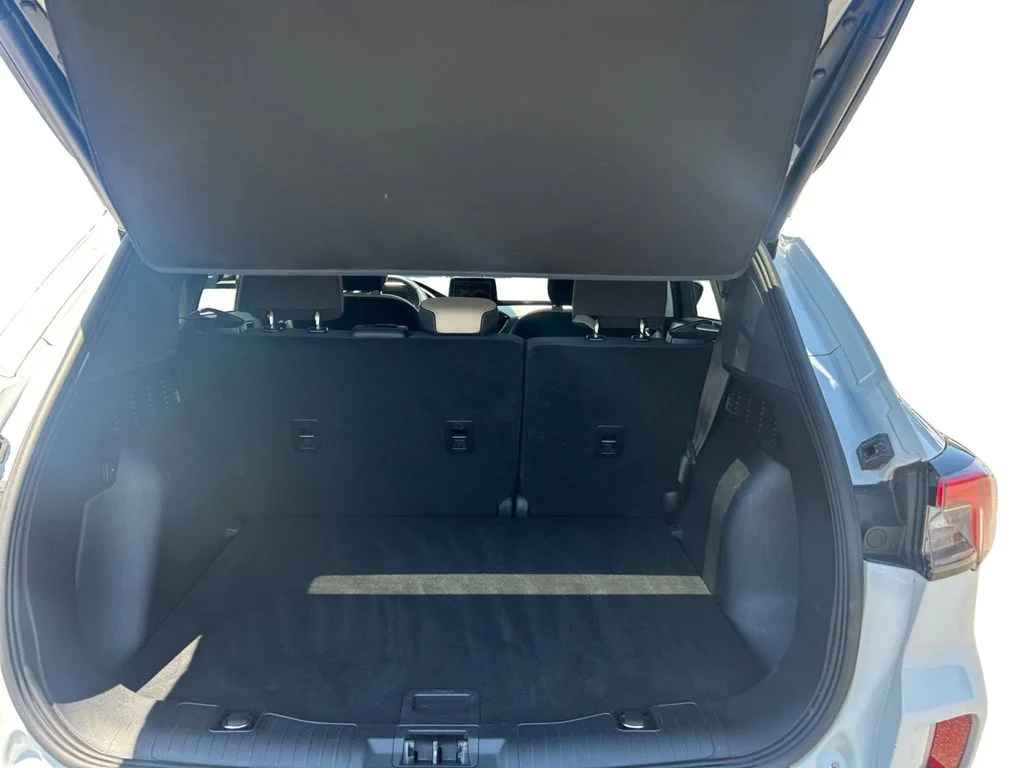 Used 2022 White Ford SE image 13