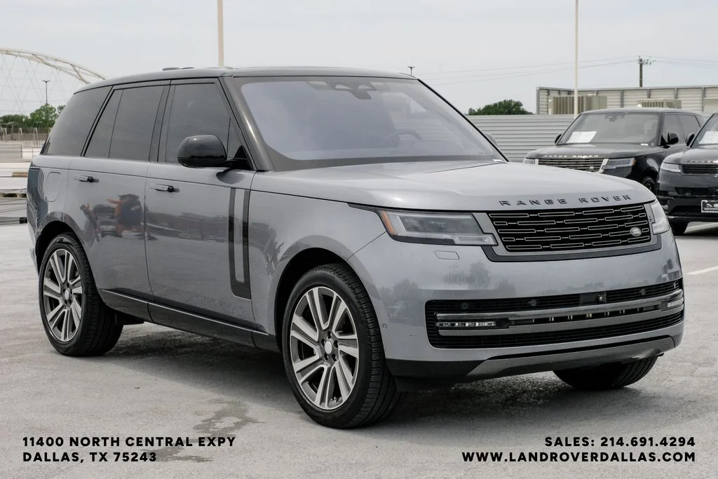 Used 2023 Grey Land Rover SE image 4