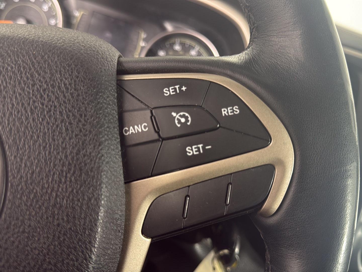 Used 2015 Bright White Clearcoat Jeep Latitude image 16