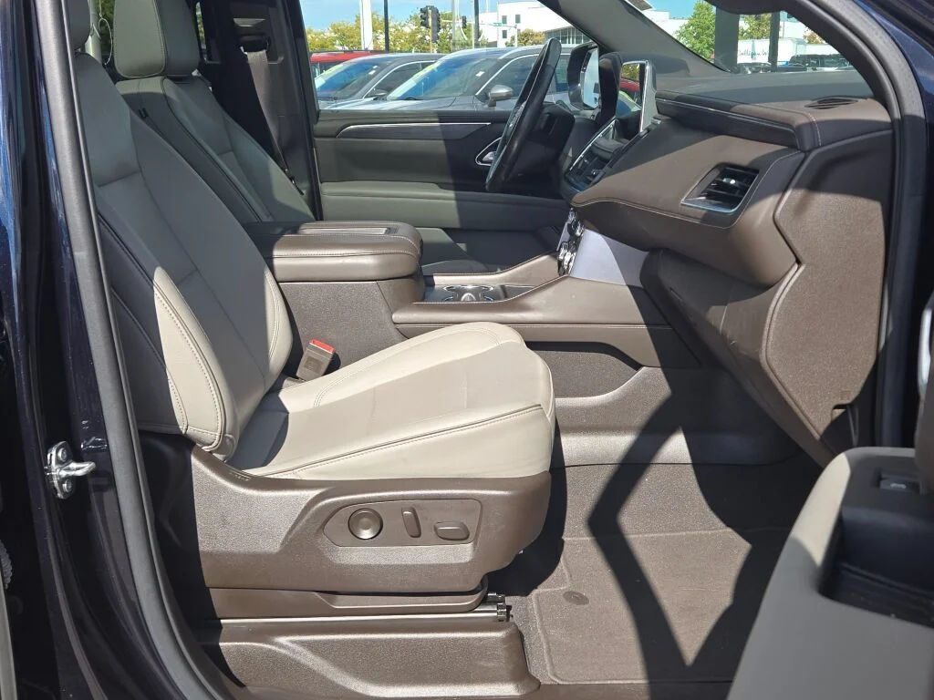 Certified Used 2022 Midnight Blue Metallic GMC SLT image 6