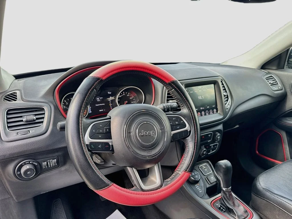 Used 2019 Silver Jeep Trailhawk image 9