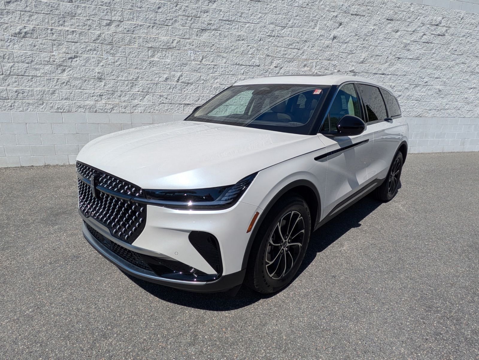 Used 2025 White Platinum Clearcoat Metallic Lincoln Premiere image 1