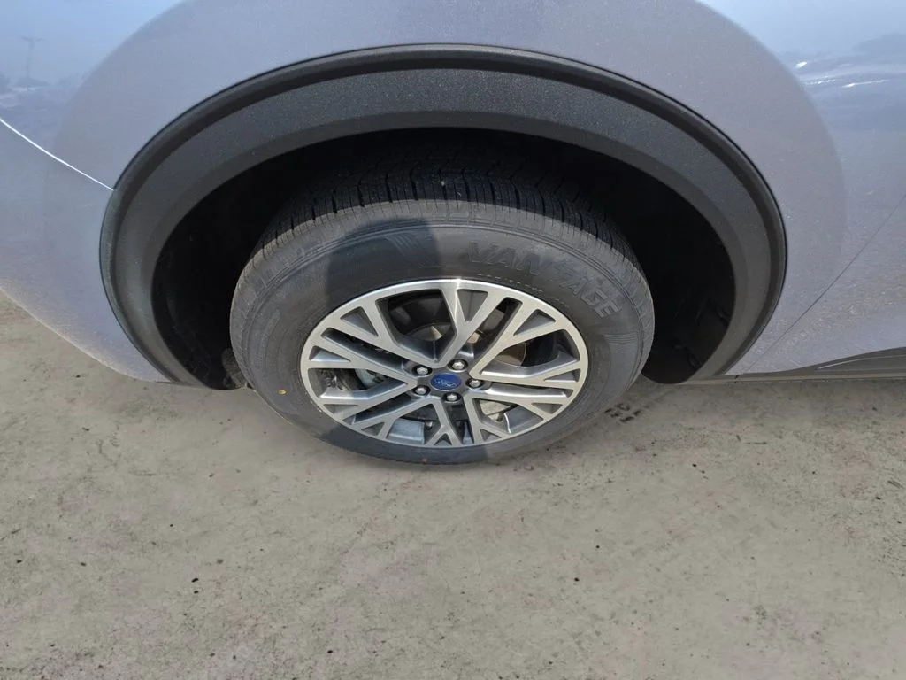 Used 2022 Blue Ford SEL image 9