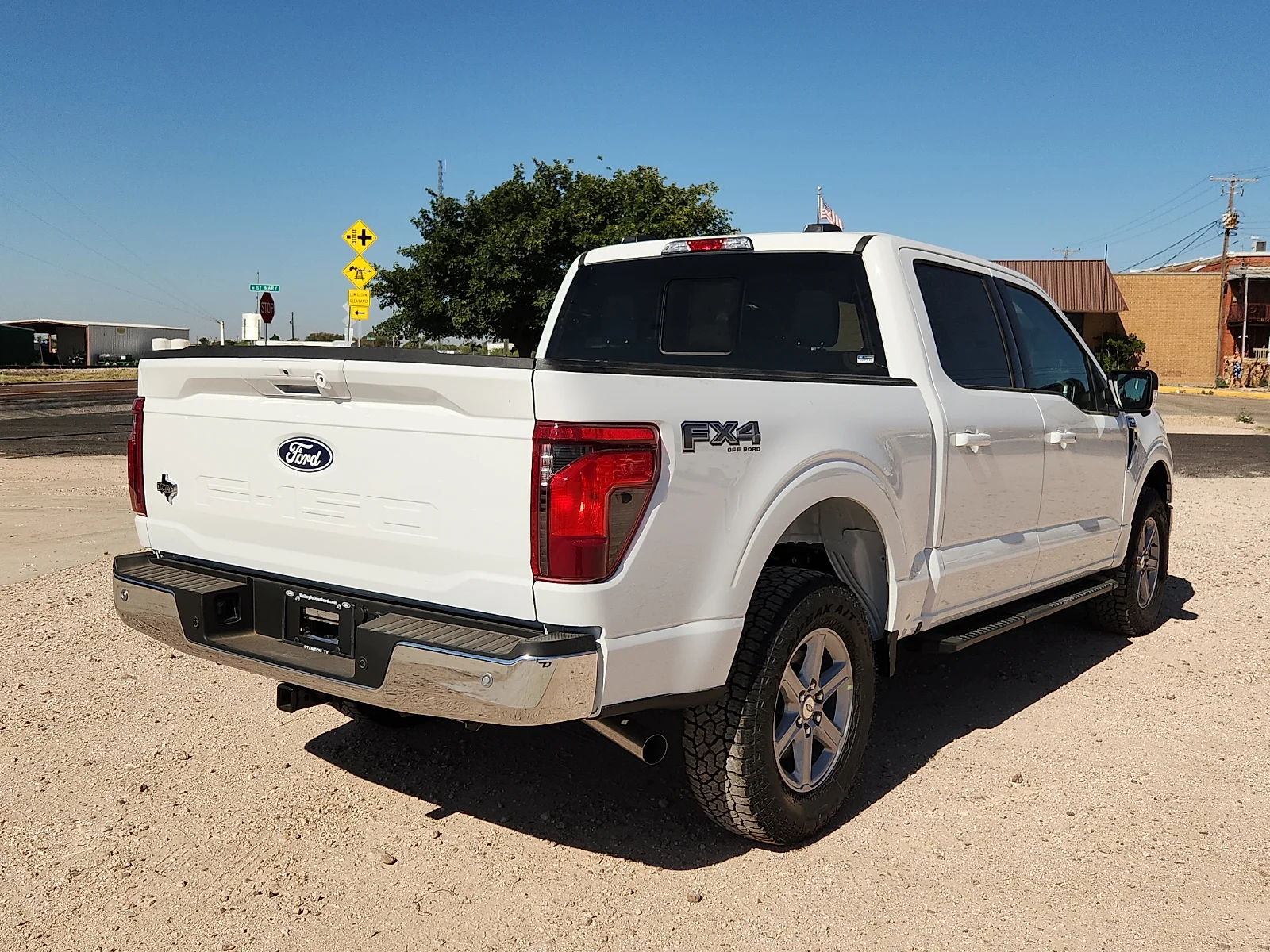 New 2026 Oxford White Ford XLT image 7