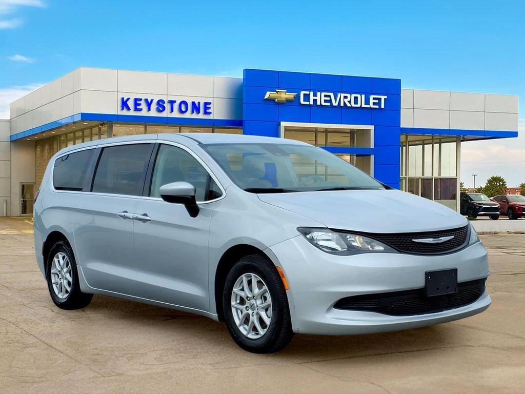 2023 Chrysler Voyager LX's photo