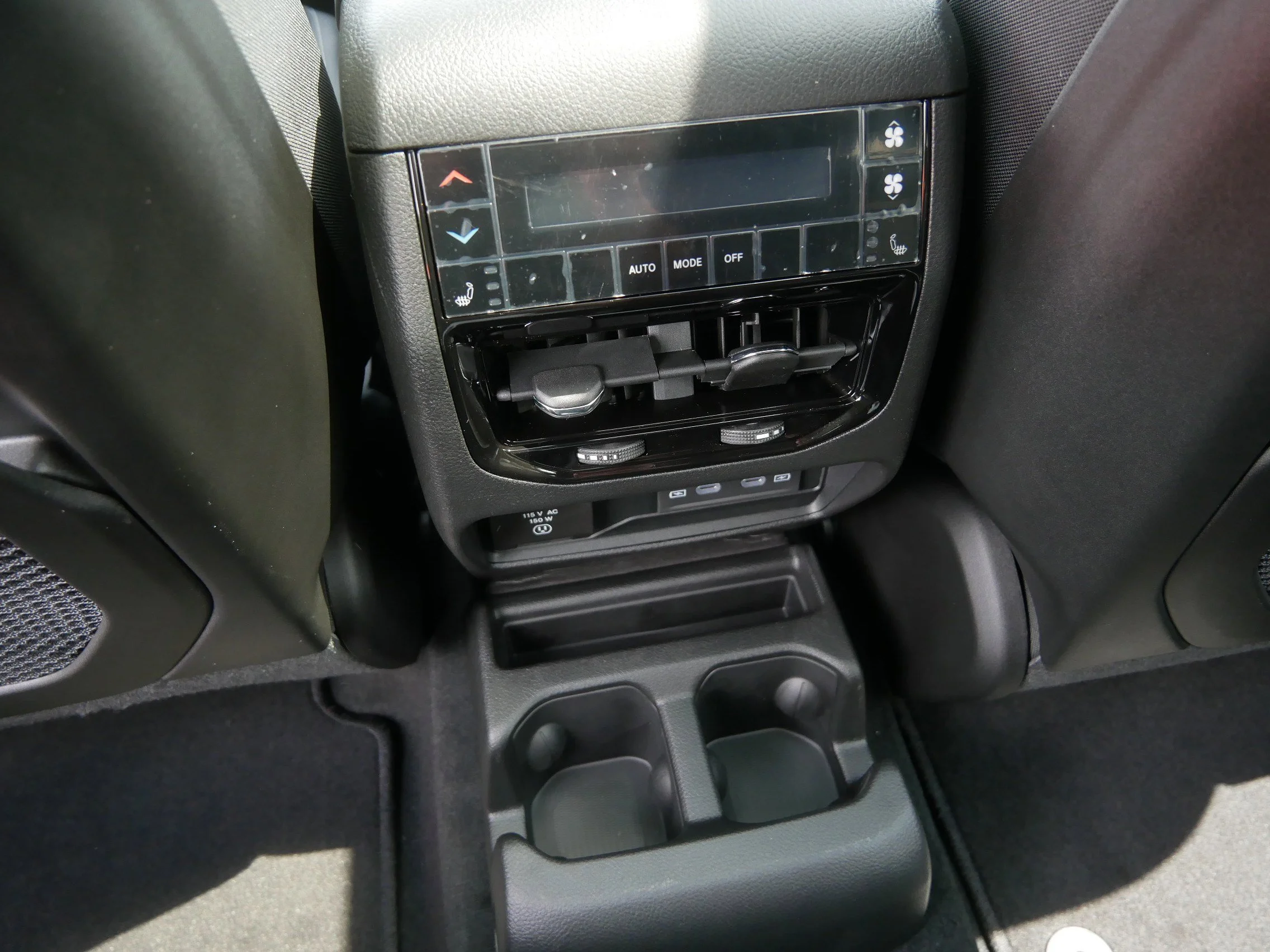 New 2026 Diamond Black Crystal Pearl-Coat Exterior Paint Jeep Limited Reserve image 7