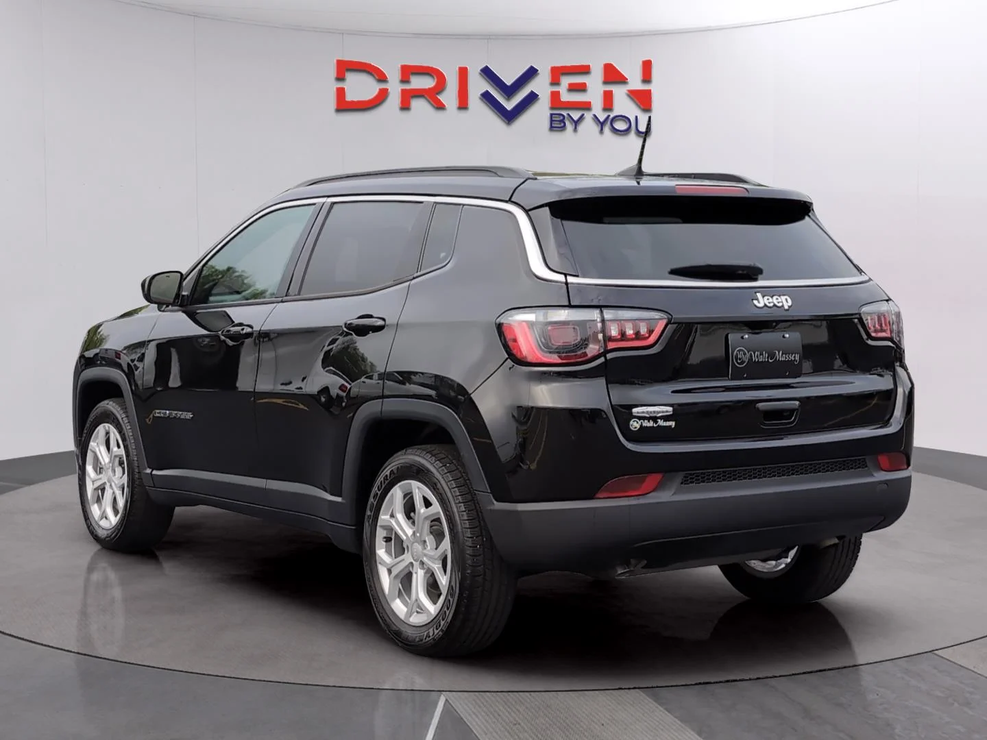 Used 2024 Diamond Black Crystal Pearlcoat Jeep Latitude image 3