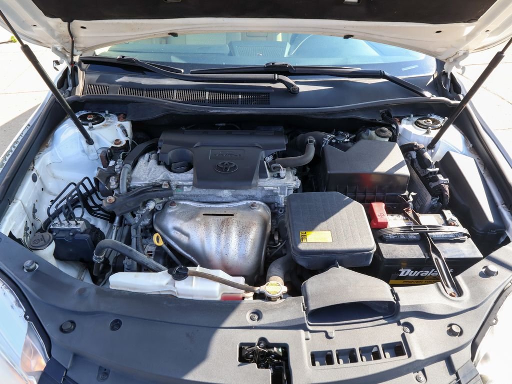 Used 2015 White Toyota LE image 28