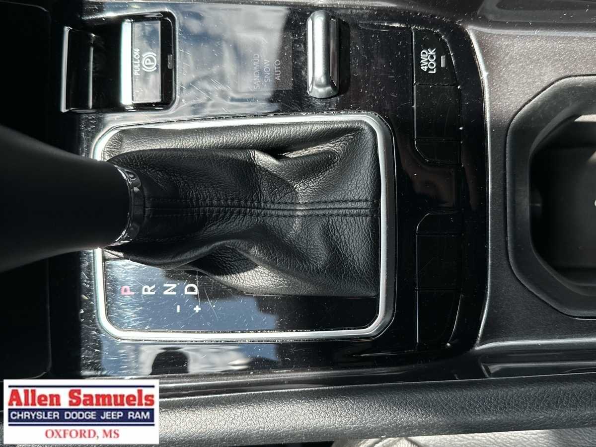 Used 2024 Sting-Gray Clearcoat Jeep Latitude image 30