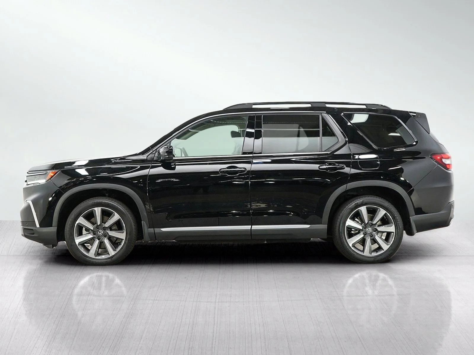 Used 2024 Honda Pilot Elite with VIN 5FNYG1H83RB045978 for sale in Burnsville, Minnesota