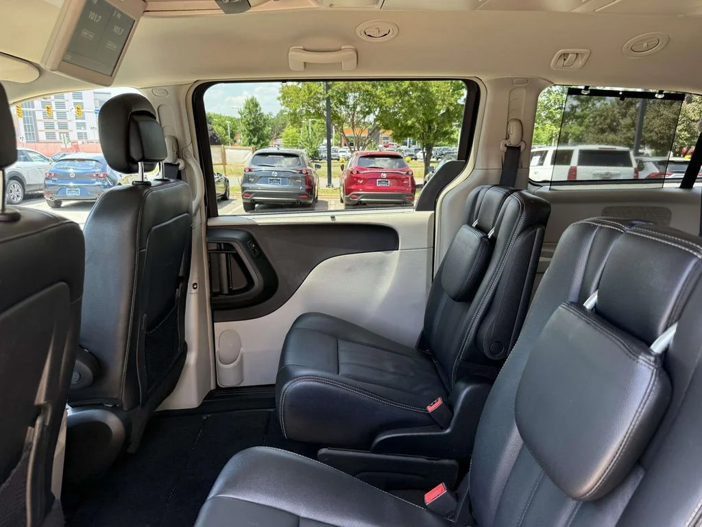 2015 Chrysler Town & Country Touring - Photo 17