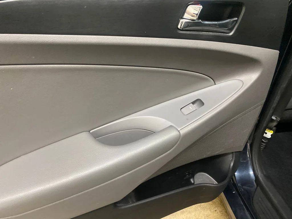 Used 2013 Blue Hyundai GLS image 12