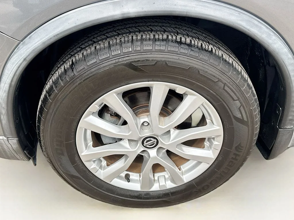 Used 2018 Gray Nissan SV image 39