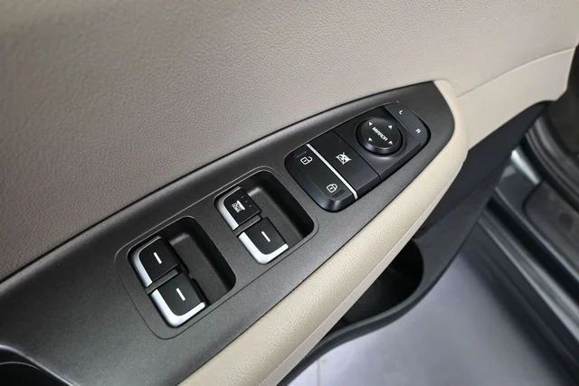 Used 2016 Green Kia LX image 18
