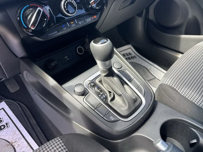 Used 2022 Gray Hyundai SE image 21