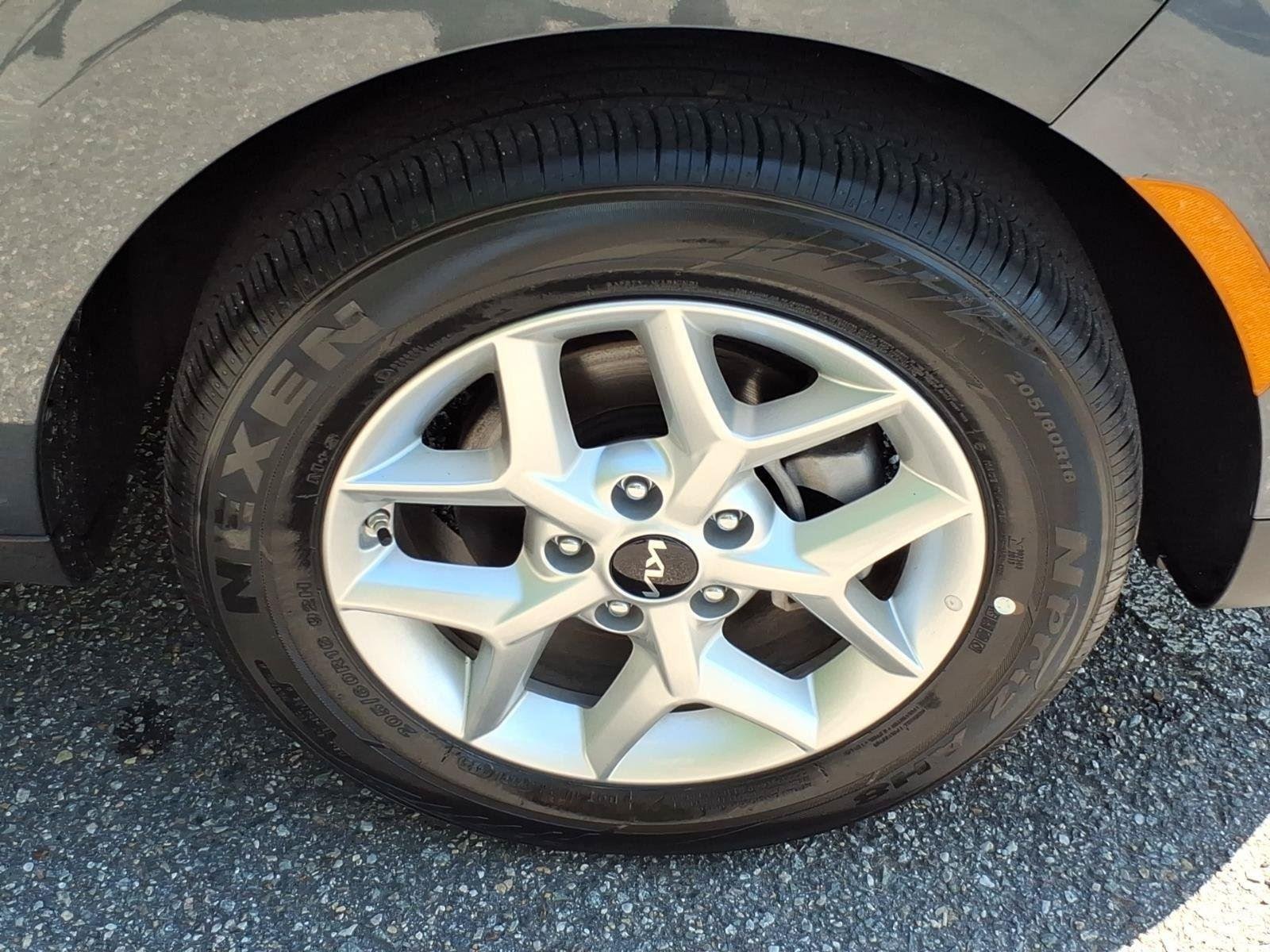 Used 2025  KIA  image 9