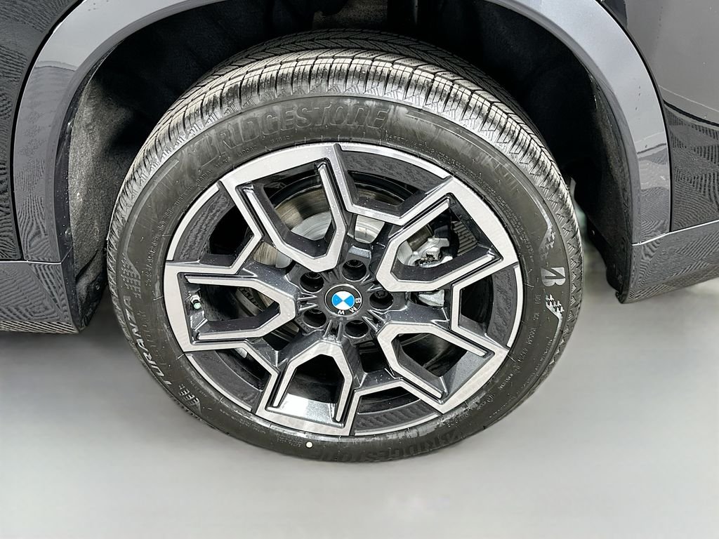 Used 2026 Jet Black BMW xDrive28i image 23
