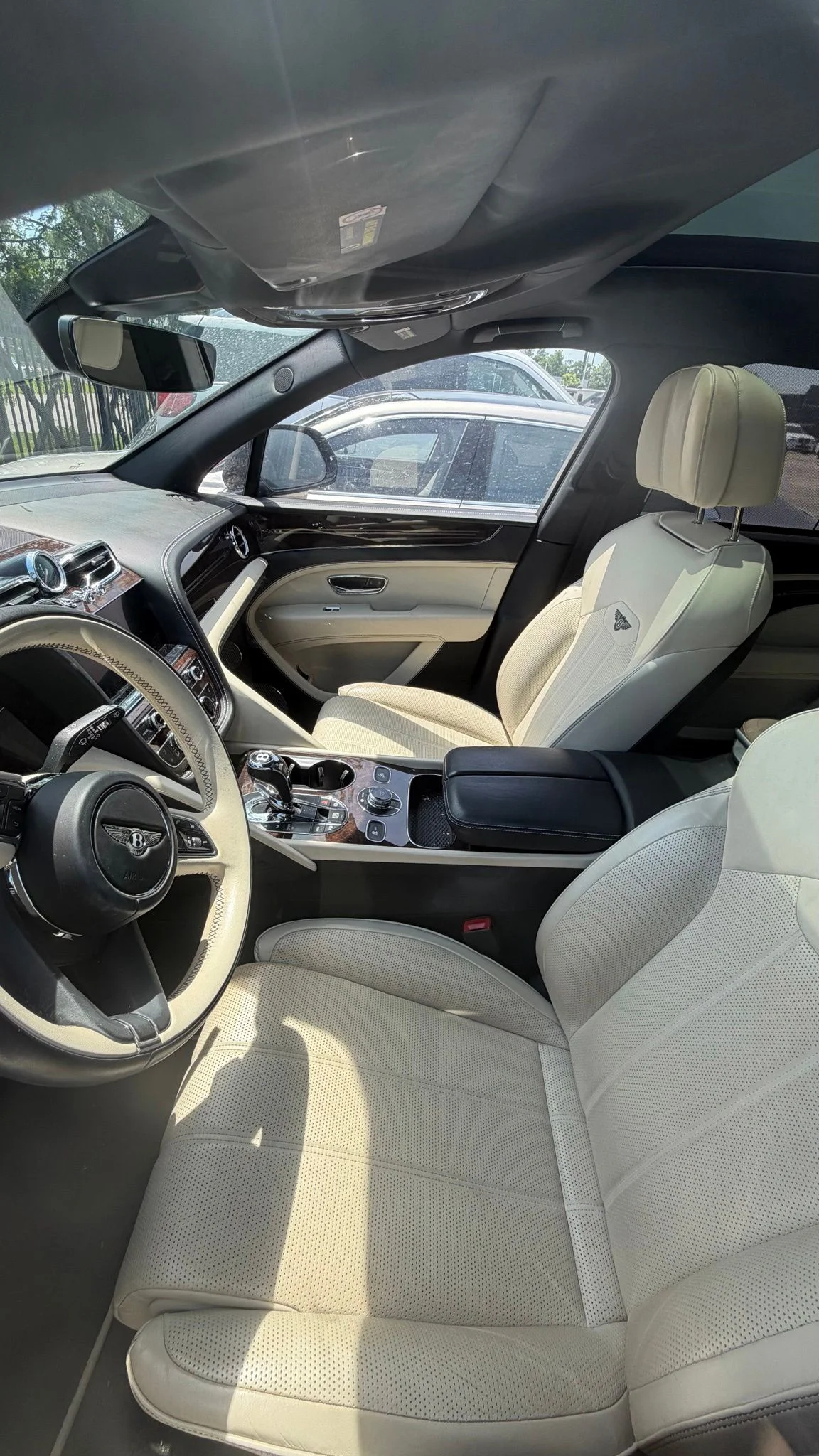 Used 2023  Bentley  image 5