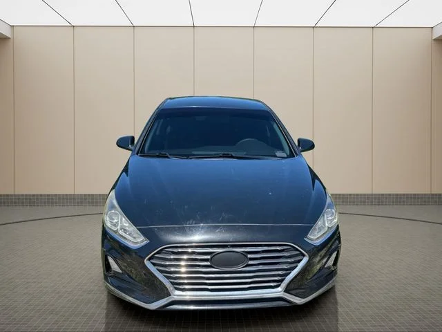 Used 2018 Black Hyundai SE image 7