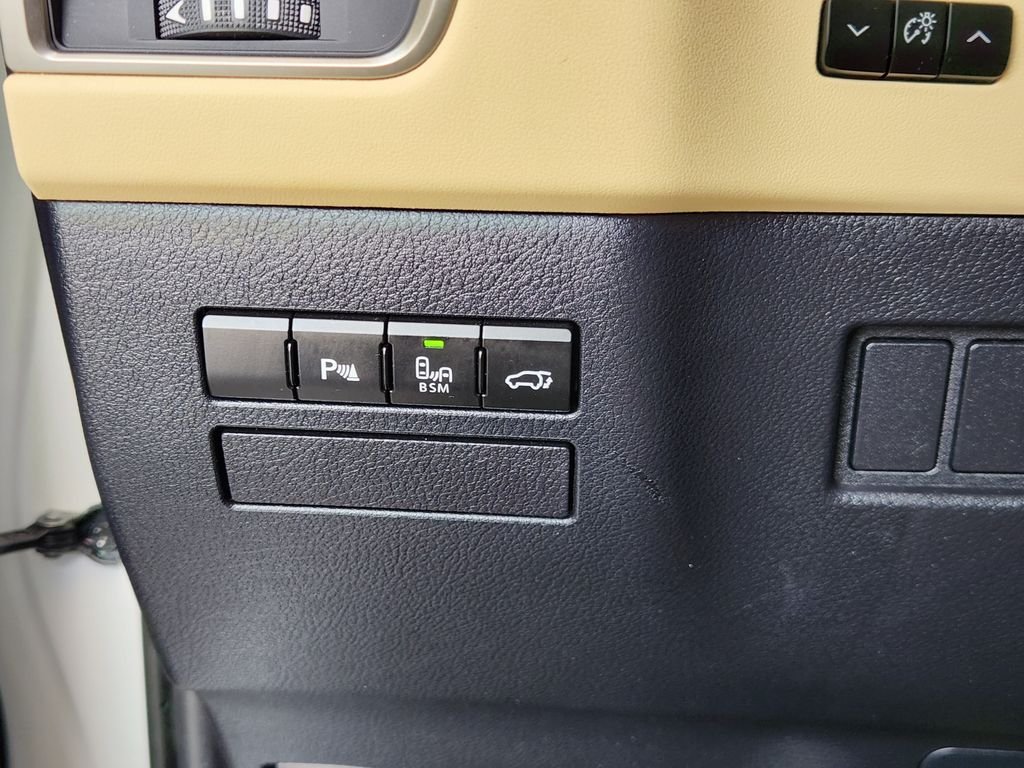Used 2017 White Lexus 200t image 22